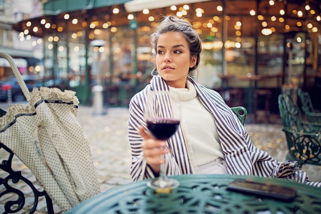 Mujer tomando vino