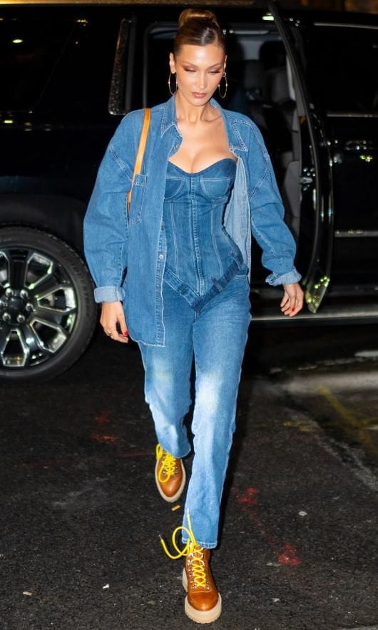 Bella Hadid con un denim total look con bustier y botas