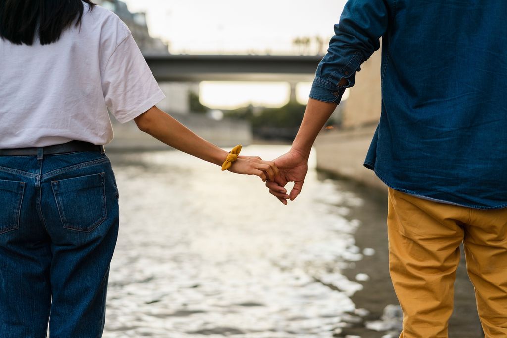 pareja de la mano