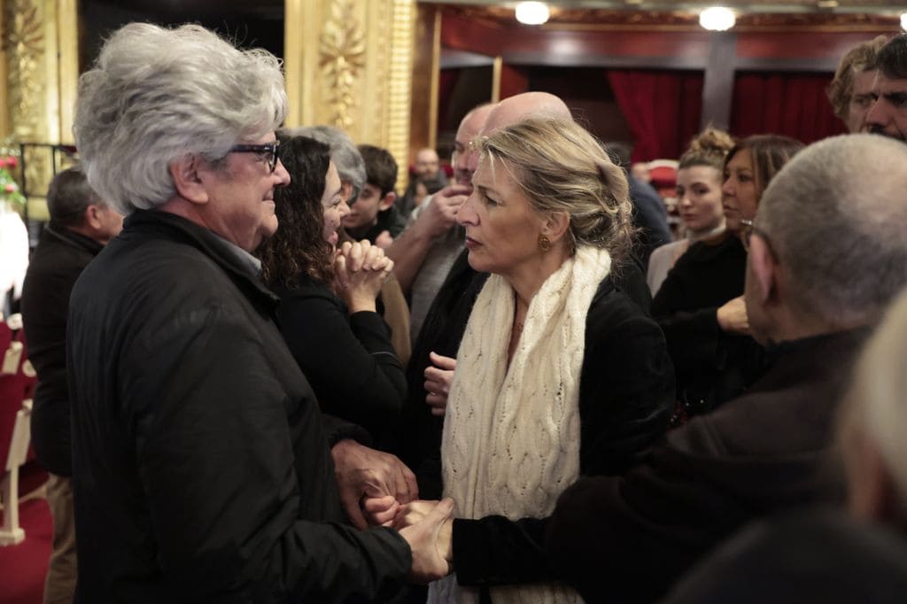 La ministra de trabajo, Yolanda Díaz, abraza a Chema Prado en la capilla ardiente