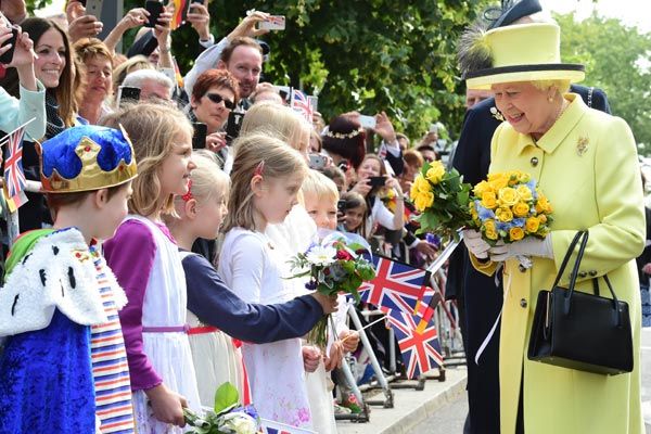 La reina Isabel II en su reciente visita a Alemania, donde dejó que se tomaran fotografías, pero no selfies, una práctica cada vez más habitual en diversos actos públicos
