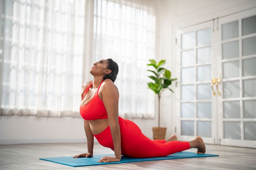 mujer con sobrepeso entrenando en casa