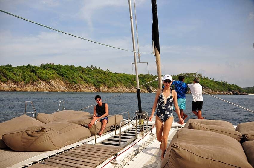 Crucero en catamarán en la isla de Phuket, Tailandia