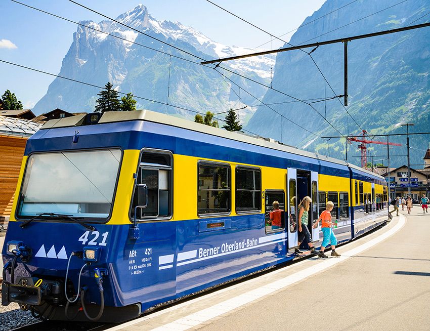 Tren por los Alpes suizos