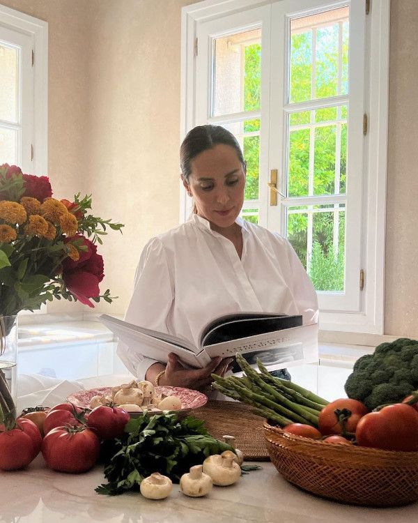 Tamara Falcó con su libro de recetas