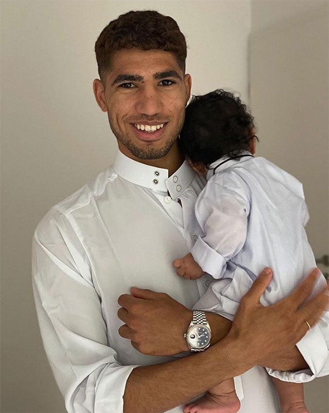 Achraf Hakimi con su hijo