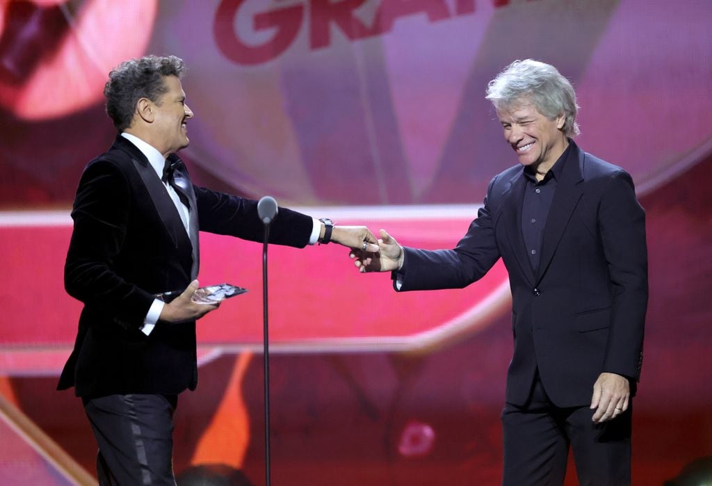 Carlos Vives recibe el premio Persona del Año de manos de Jon Bon Jovi en los Grammy Latinos 2024