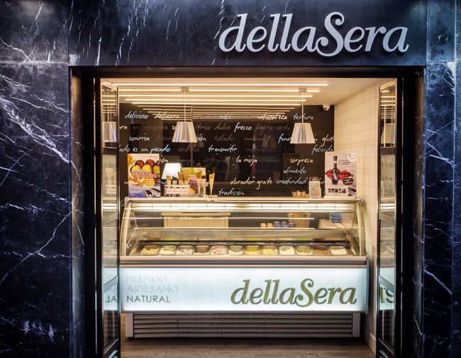 La heladería 'dellaSera', ubicada en Logroño, ofrece 24 sabores distintos de helado. Entre ellos, también tienen cabida, por supuesto, los sabores más clásicos como el limón, la vainilla o el café. El establecimiento permanece abierto desde abril hasta mediados de octubre.
