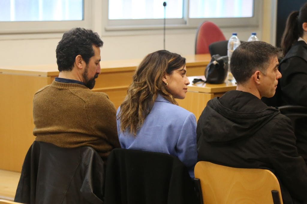 María León sentada en el interior del Juzgado de lo Penal número 12 de Sevilla para declarar ante el juez acusada de agredir a una policía local, a 14 de marzo de 2025, en Sevilla (Andalucía, España). Los hechos, según el relato inicial de la Policía Local hispalense, acontecieron la madrugada del 1 de octubre de 2022 en las inmediaciones de la avenida de María Luisa de la capital hispalense, donde según la versión de los uniformados, varios agentes acudieron ante el aviso sobre un ciclista que se encontraba con signos de embriaguez