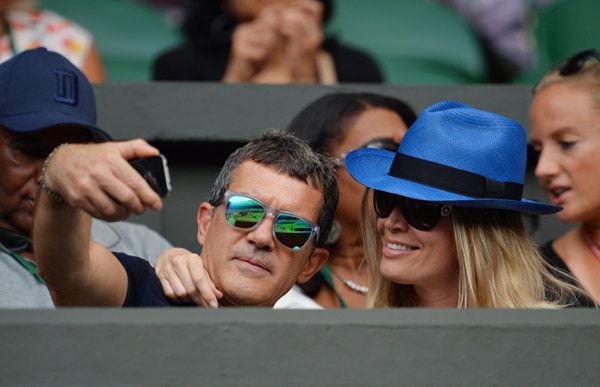 Antonio Banderas y su novia, Nicole Kimpel, con un llamativo sombrero azul con lazo negro, se apuntaron a la moda de los selfies protagonizando un momento de lo más divertido mientras intentaban conseguir la mejor foto con el teléfono móvil del actor malagueño
