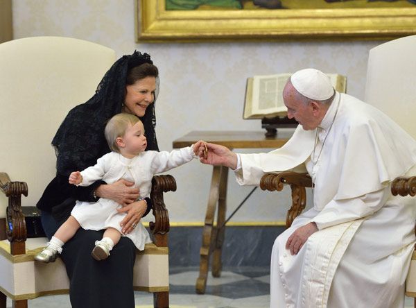 Hubo un momento en el que la princesa Leonore y el Papa jugaron con un llavero con el escudo del Vaticano, según publica el medio de comunicación sueco Expressen
