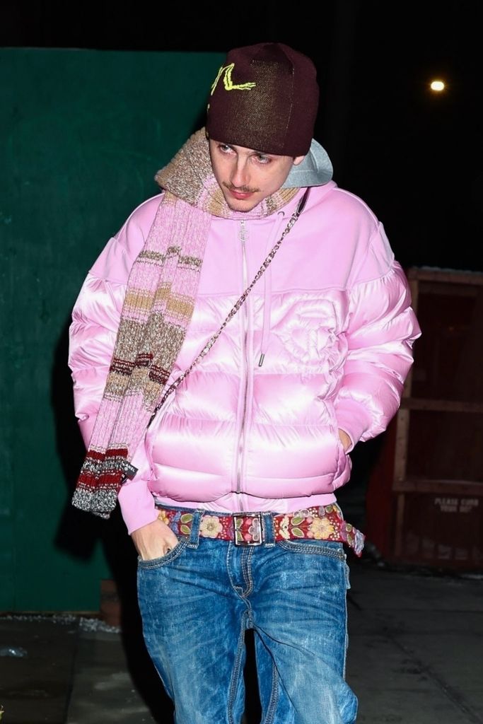 Timothée Chalamet luce una llamativa chamarra rosa y accesorios de Chanel en Nueva York