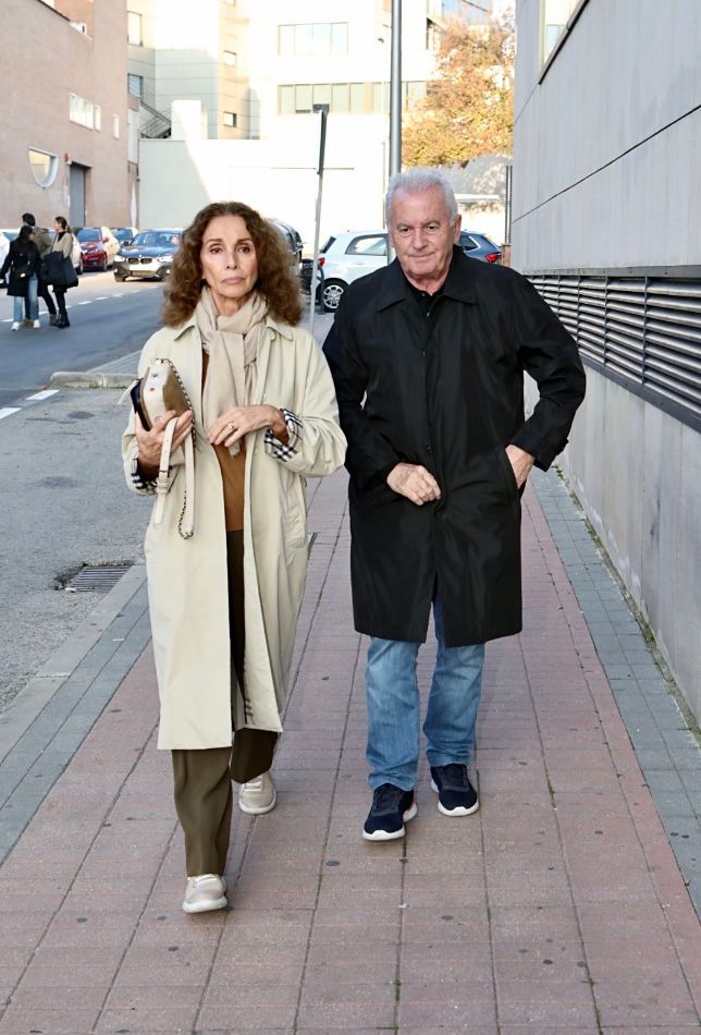 Ana Belén y Víctor Manuel en el tanatorio del padre de Pastora Vega