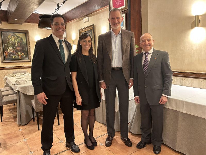 El rey Felipe en el restaurante Las Tinajas de Granada