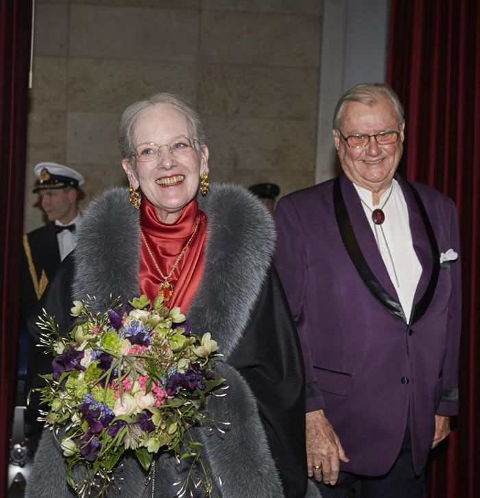 La reina Margarita y su marido, el príncipe Henrik, que desde que ha disminuido la actividad oficial no falta a un solo compromiso, disfrutaron de una noche de teatro juntos de lo más romántica como broche del gran día de la soberana
