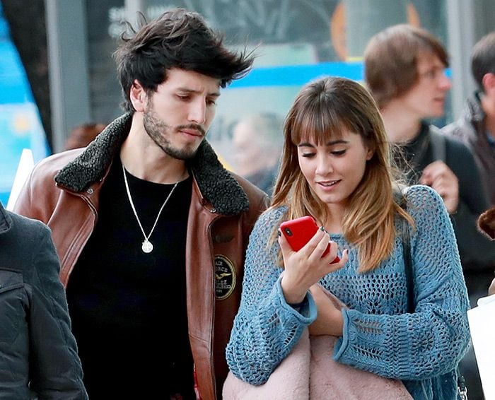 Aitana Ocaña paseando con Sebastián Yatra