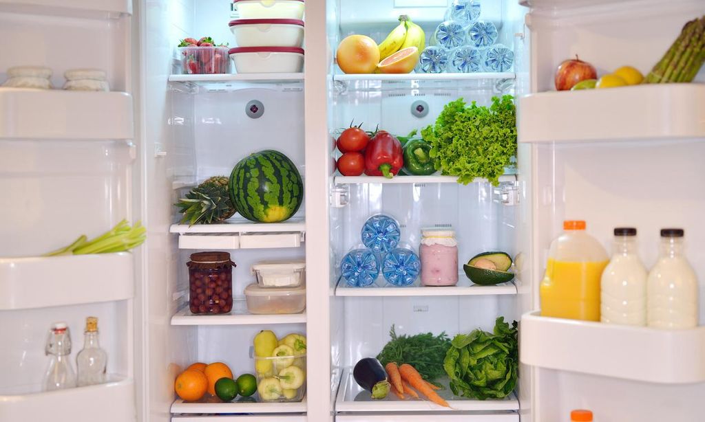 Refrigerador lleno con comida saludable