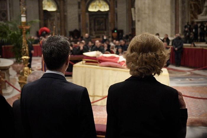 La reina Sofía visita la capilla ardiente de Benedicto XVI 