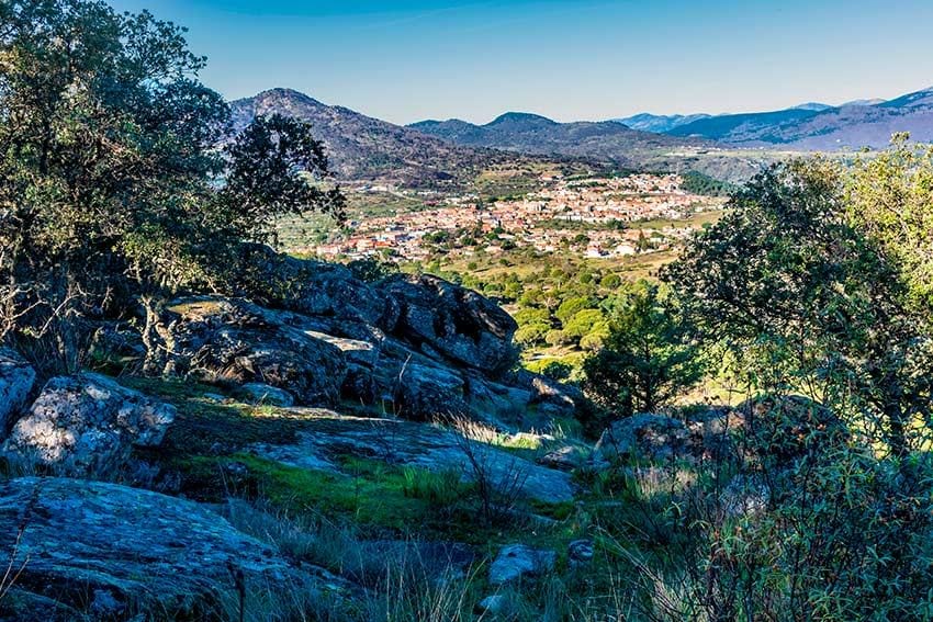 El pueblo de Cadalso de los Vidrios y la Sierra de Gredos, Madrid