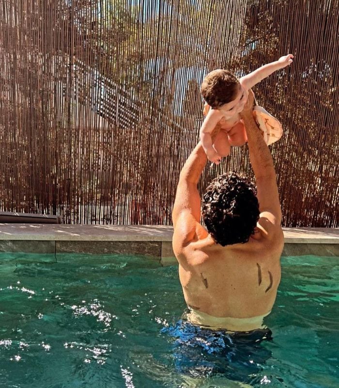 Jaime Lorente junto a su hija Amaia