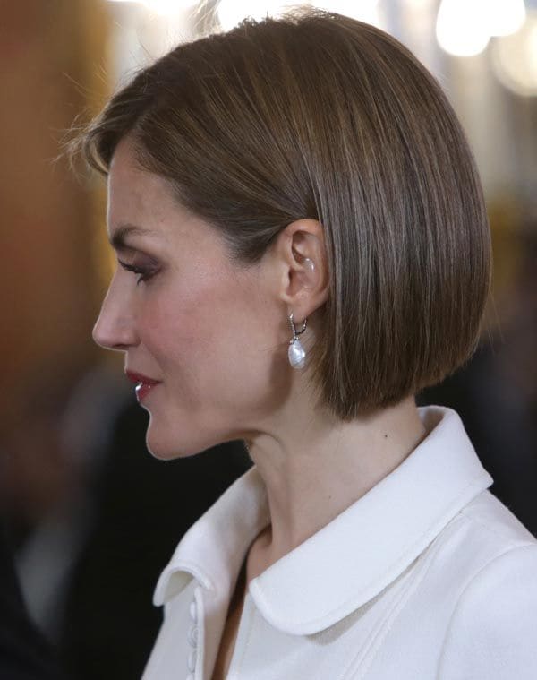 Doña Letizia suavizó su look con este peinado, que daba un toque dulce y romántico a su imagen
