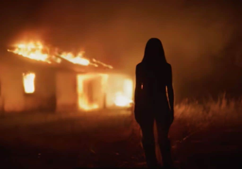 Con esta imagen Cazzu abre el videoclip de 'La Cueva', su tema más personal.