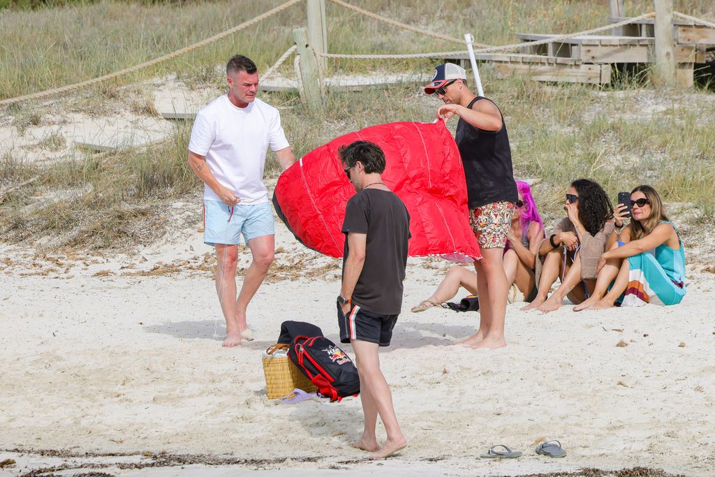 Fonsi Nieto en Ibiza con su pareja, sus primos y su pareja