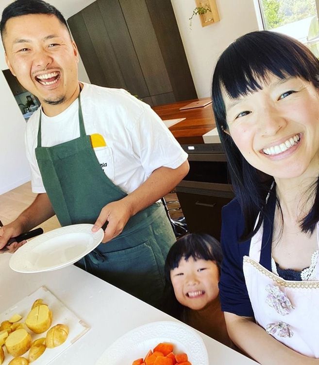 Marie Kondo con una de sus hijas y su marido