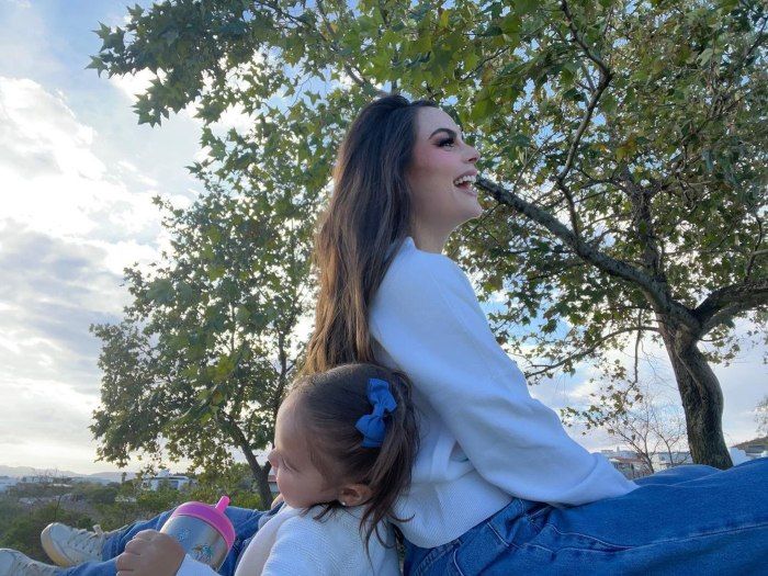 Ximena Navarrete y su hija Ximena