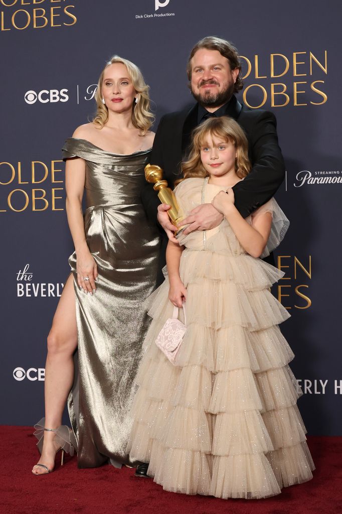 Mona Fastvold, Brady Corbet, ganador de Mejor Director por 'The Britalist' con su hija Ada Corbet 