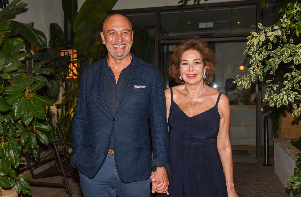 Ana Rosa Quintana y Juan Muñoz llegando a la preboda de Constanza Villa-Mir en Sevilla el 4 de octubre de 2024