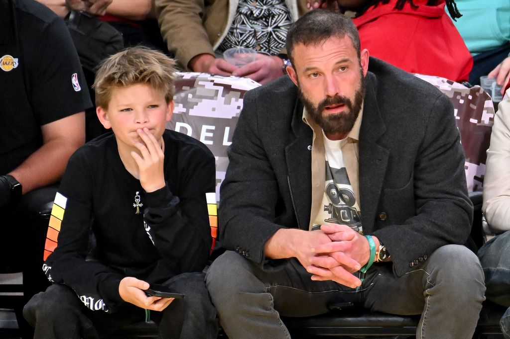 Ben Affleck con su hijo Samuel apoyando a Los Angeles Lakers en el Crypto.com Arena el 10 de noviembre de 2024