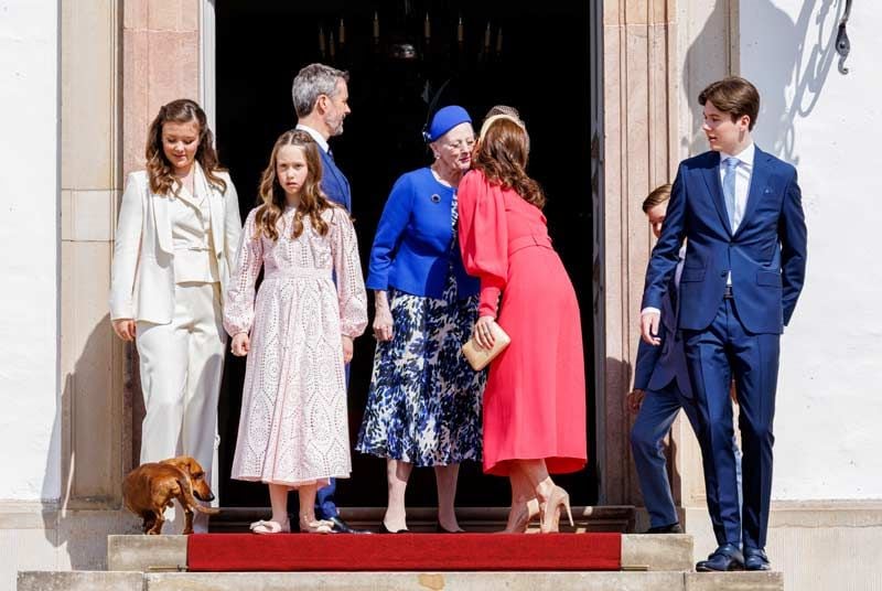 Mary de Dinamarca besando a su suegra, la reina Margarita