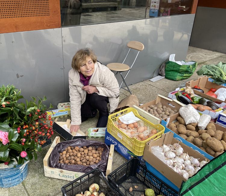 'Praceira' con los productos de su huerta en el Mercado de Santiago