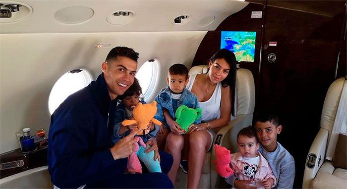 Cristiano Ronaldo y Georgina Rodríguez con sus hijos