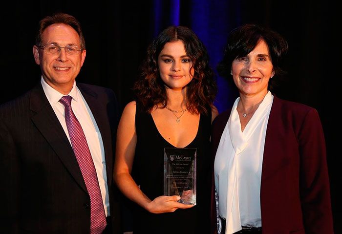 Selena Gomez en una cena de gala sobre salud mental