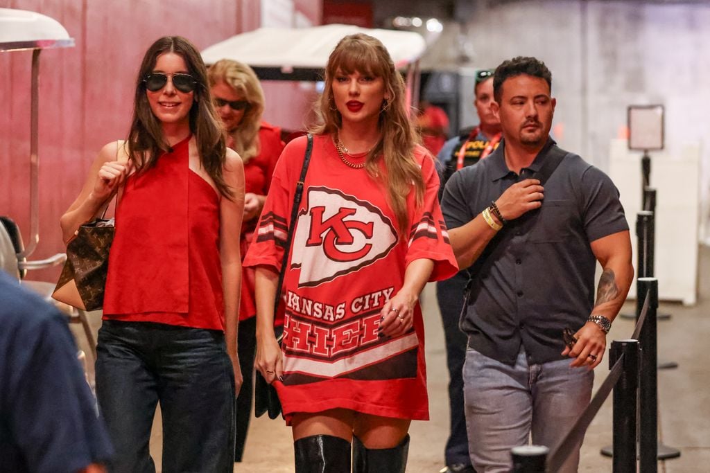 Taylor Swift se lleva a su madre a ver jugar a travis Kelce, septiembre 2024