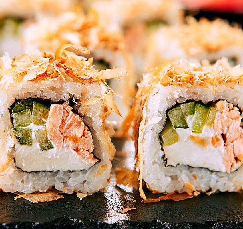 Paso a paso: 'Uramaki sushi' de salmón con copos de bonito seco