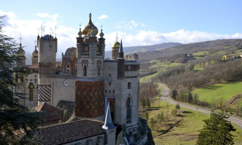 fortaleza-rocchetta-mattei-a-las-afueras-de-bolonia