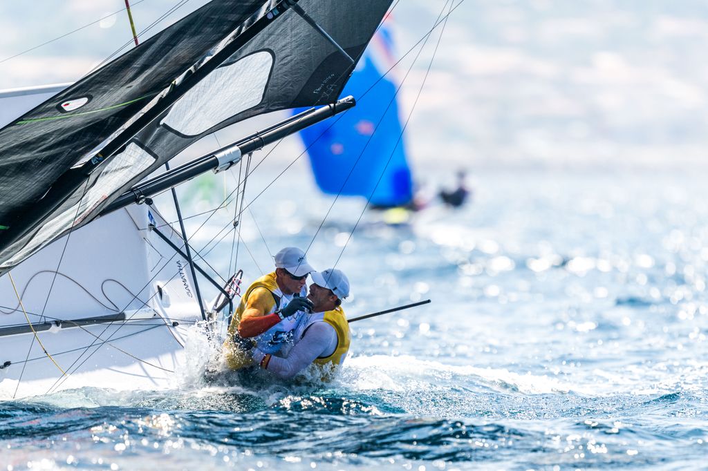 Diego Botín y Florian Trittel celebrando su oro en vela en 49er