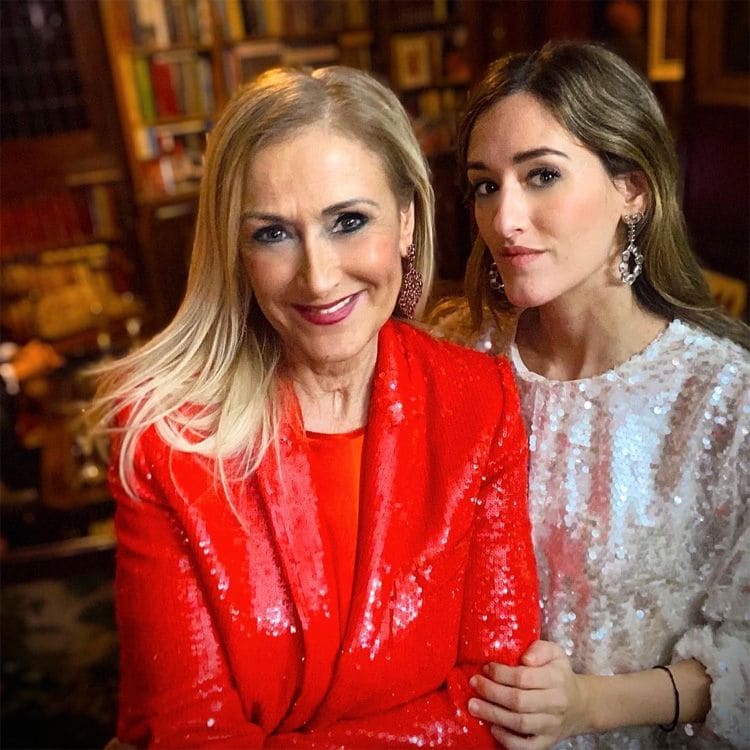 Cristina Cifuentes con su hija