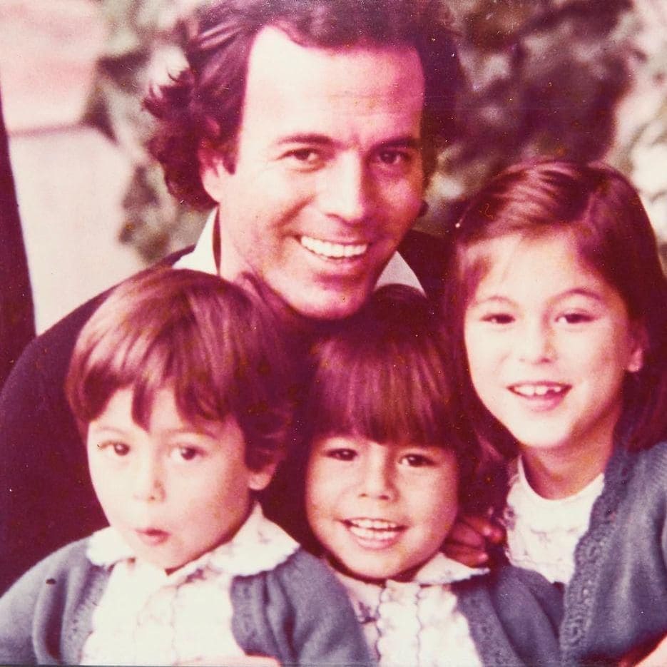 hijos de julio iglesias con isabel preysler