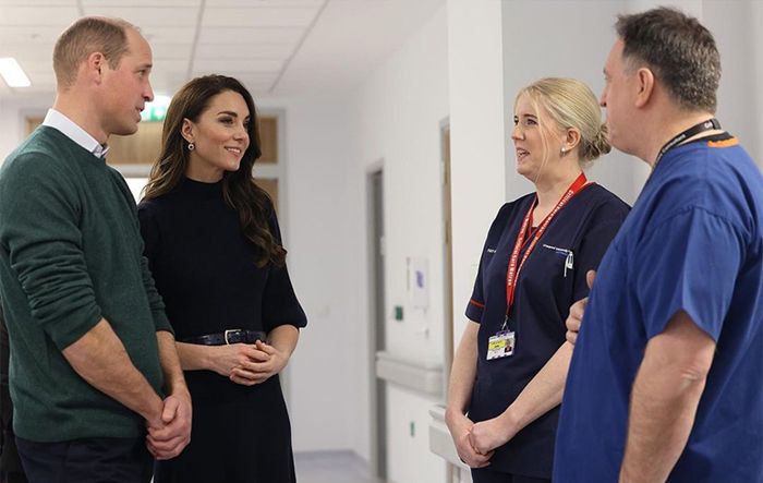 Los Príncipes de Gales inauguran un centro sanitario en Liverpool