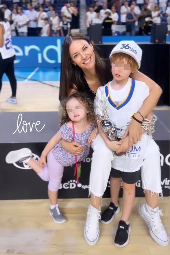 Helen Lindes con sus hijos