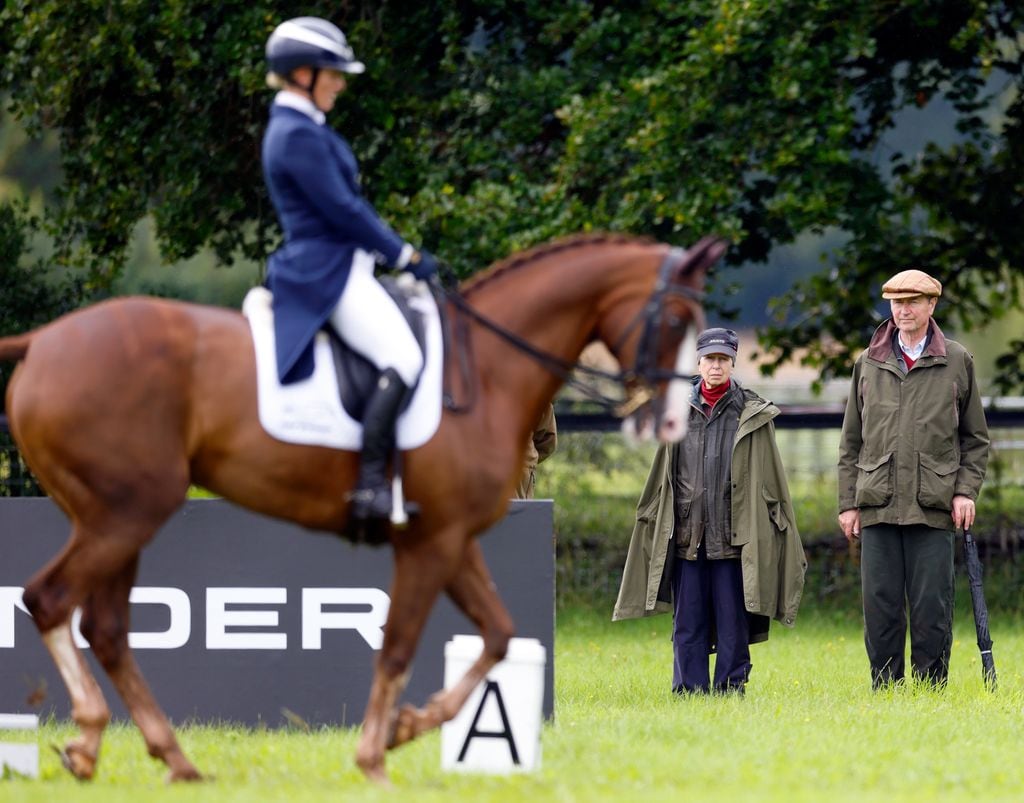 La princesa Ana y su segundo marido, Sir Timothy Laurence, observan la participación de Zara Tindall en el concurso hípico 'Class Affair', en uno de los festivales que se celebra en Gatcombe Park