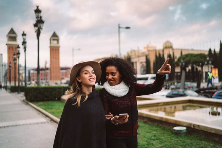 Amigas paseando por la ciudad de Barcelona