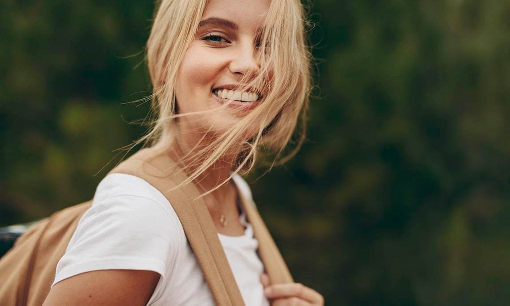 chica paseando al aire libre con una mochila