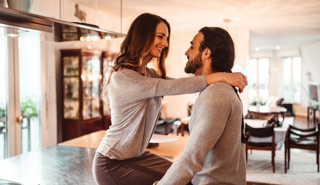 pareja de enamorados en casa, abrazados