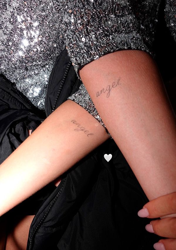 Nicola Peltz y Selena Gomez con tatuajes a juego 
