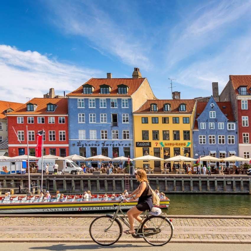 paseo maritimo de nyhavn en copenhague dinamarca